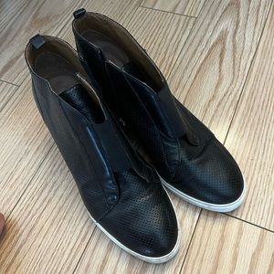 Black Paolo wedge tennis shoes w hidden wedge